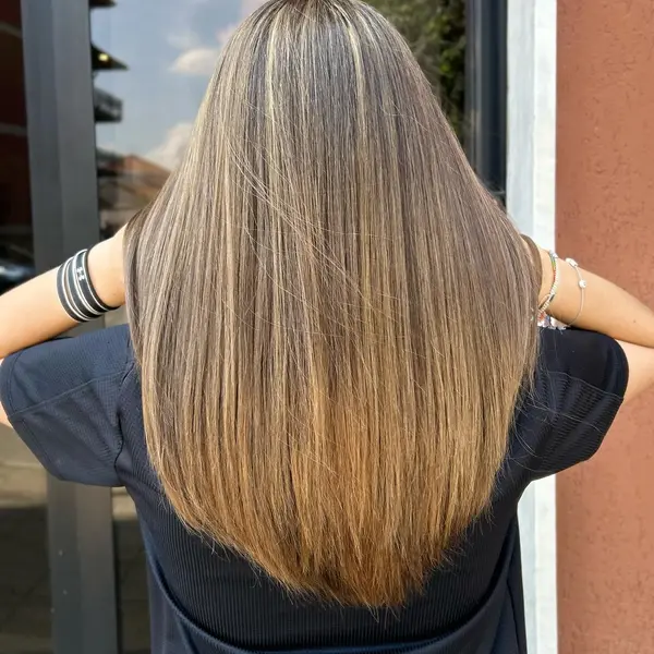 Balayage biondo su capelli lunghi e lisci