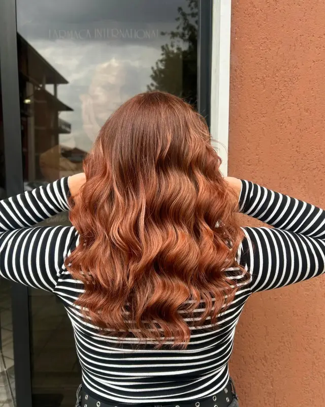 Capelli ramati con onde morbide
