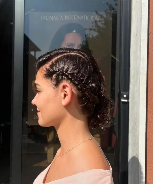 Treccia laterale con ricci raccolti