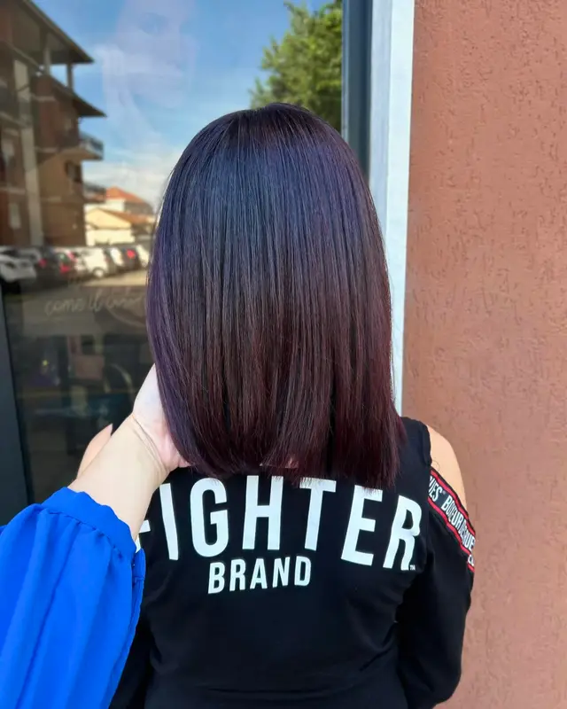 Colore rosso violaceo con piega liscia