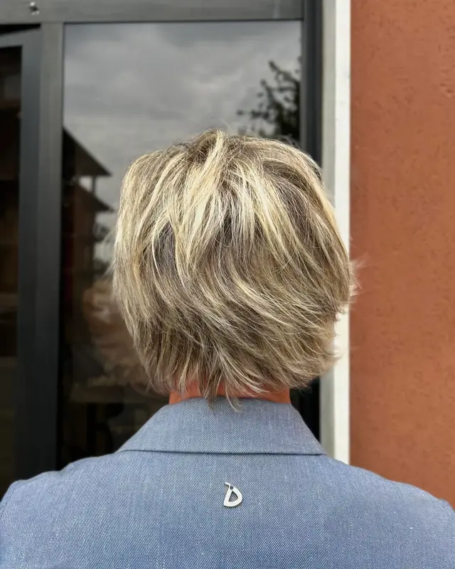 Taglio corto con schiariture visto da dietro