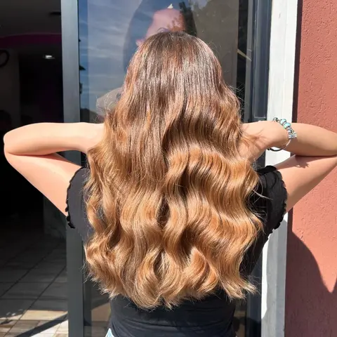 Onde morbide su capelli castano dorato