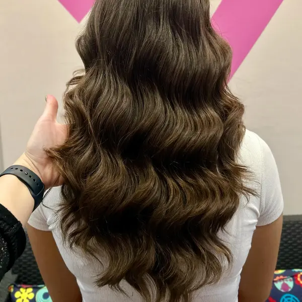 Piega a onde su capelli castani lunghi