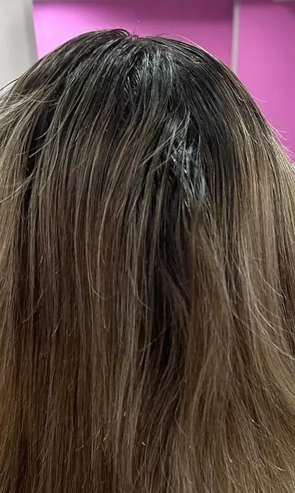 Prima: capelli lunghi con ricrescita scura e punte sfibrate