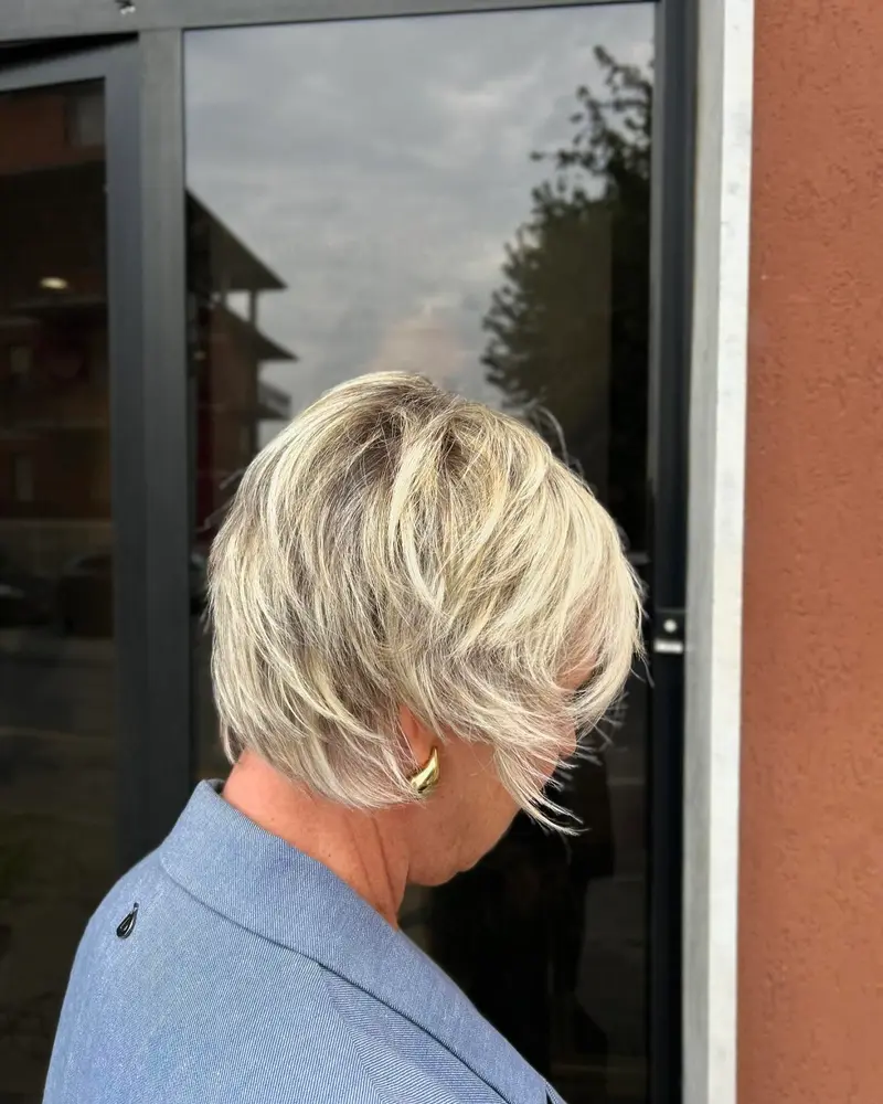 Taglio corto scalato con schiariture bionde